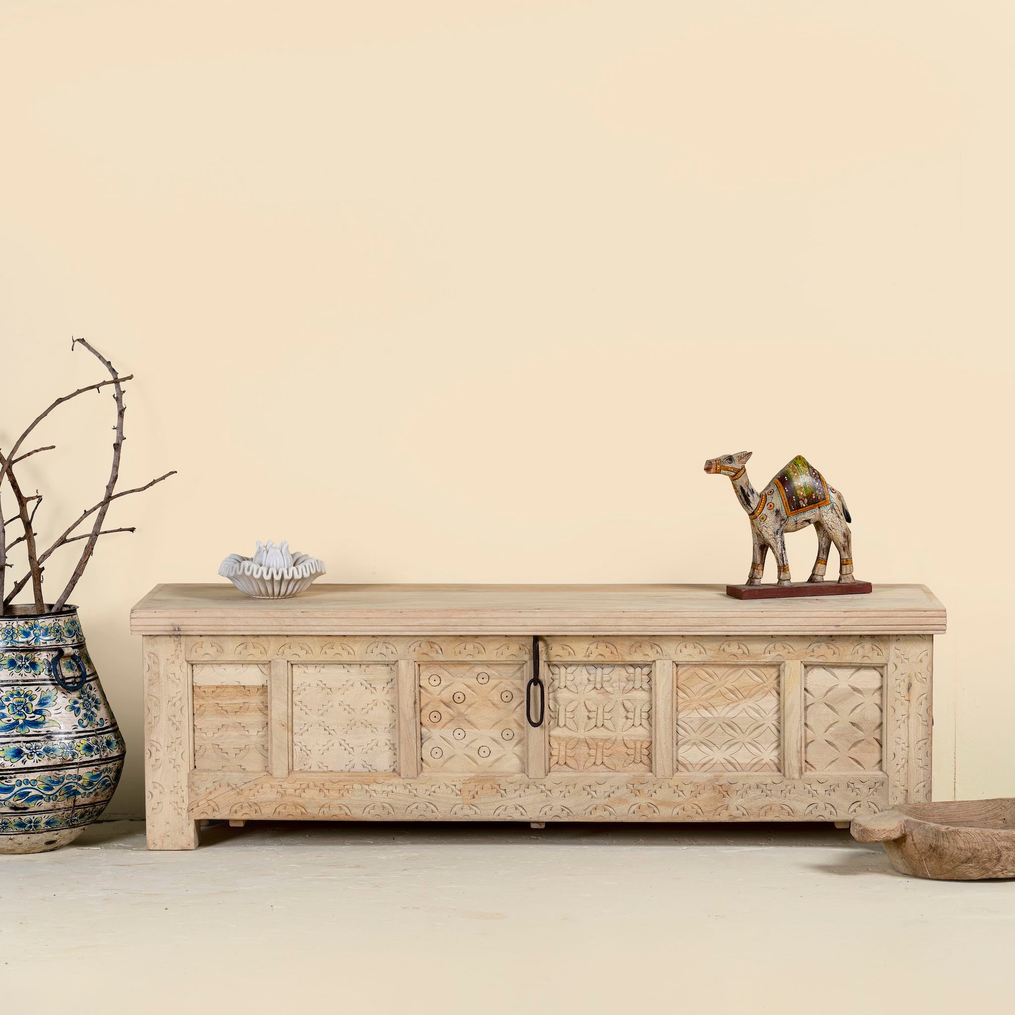 Ibiza style carved mango wood chest with sandblasted finish and iron lock; 150 × 40 × 45 cm.