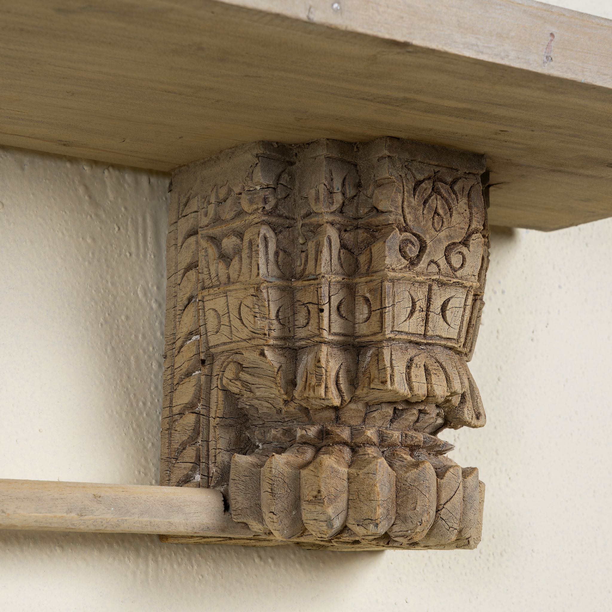 Unique wall shelf made of reclaimed teak wood with carved supports from Indian house parts; rustic vintage home accessories, 100 × 20 × 15 cm.