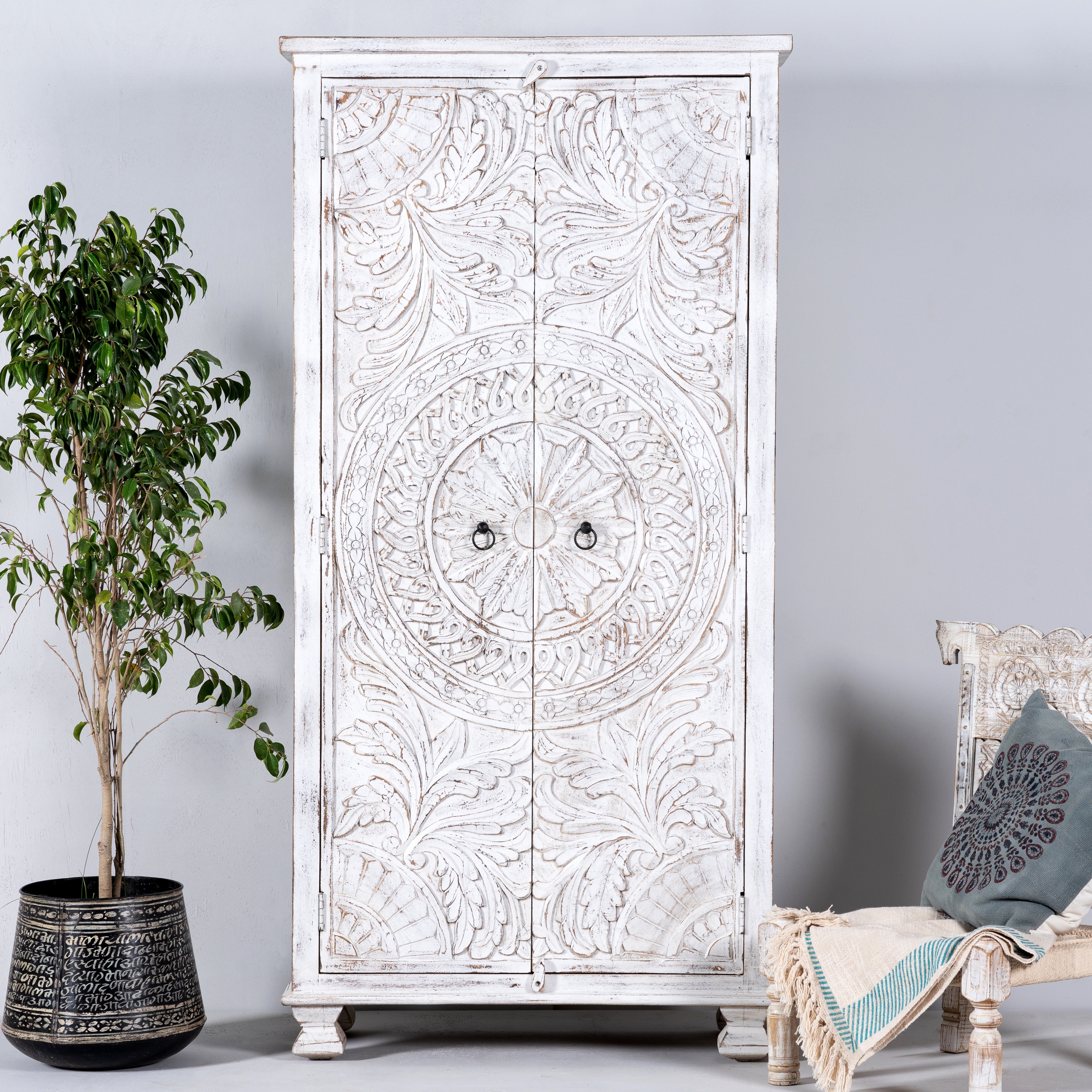 Handgeschnitzer, 2 türiger Schrank aus Mangoholz, gefertigt in Indien in mediterranem vintage Stil.