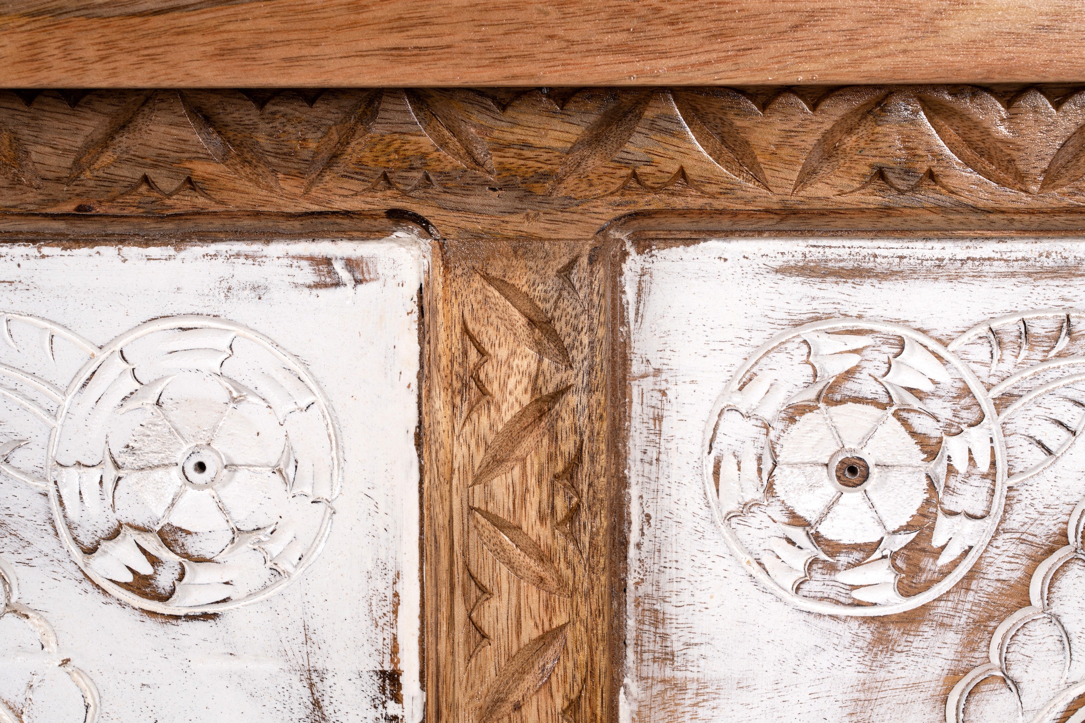 Close up image of a hand-carved mango wood console table with floral patterns and whitewashed arches; ideal as entryway table vintage or carved console table, 200 × 110 × 37 cm.