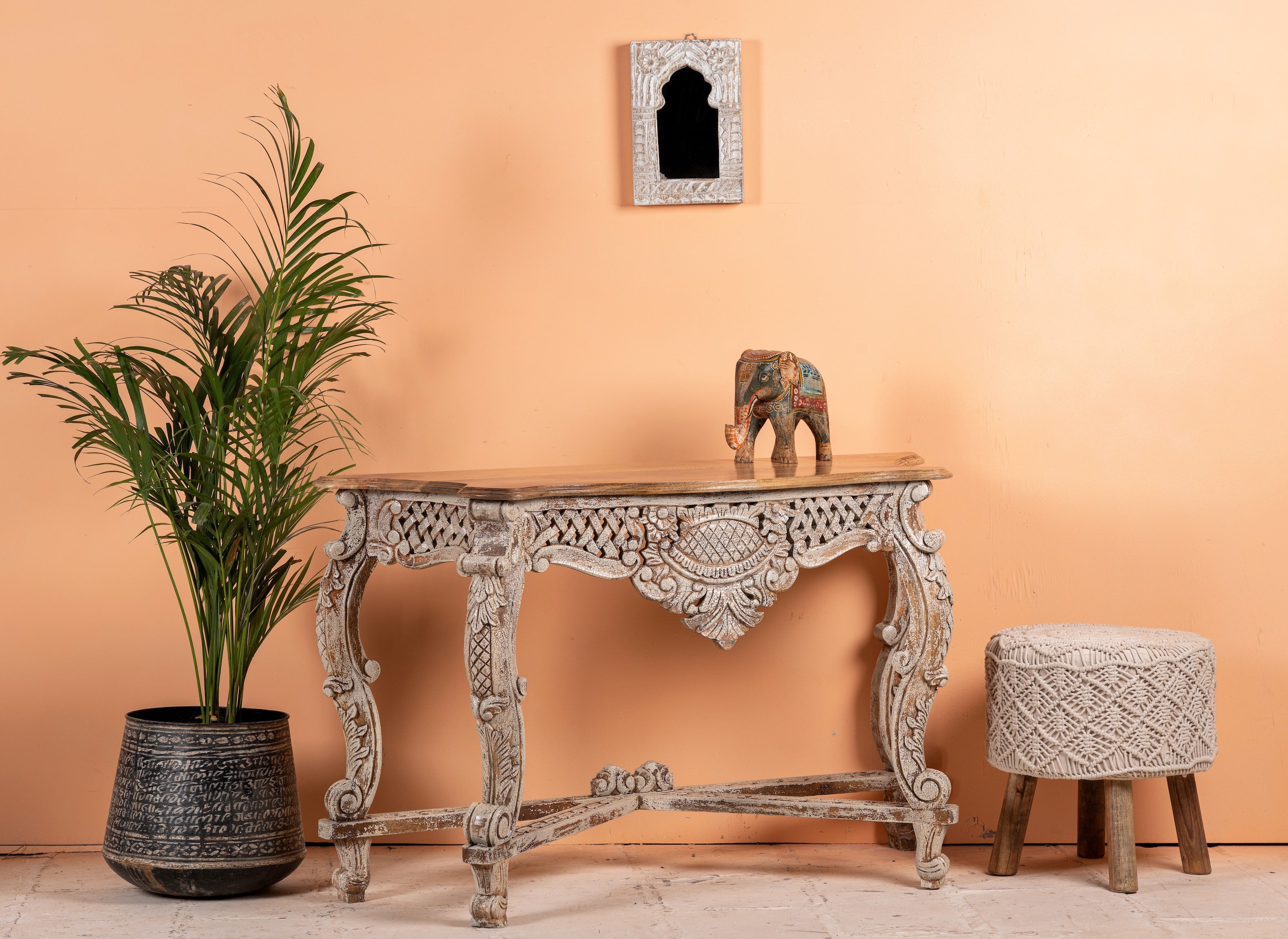 Side angle image of a vintage console table in solid mango wood with hand-carved detailing; elegant lighting accent for entrance or living room, 120 × 40 × 76 cm.
