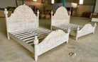 Handcrafted Indian bed Aarna in solid mango wood with carved headboard and footboard, rustic bedroom furniture, 160 × 200 cm.