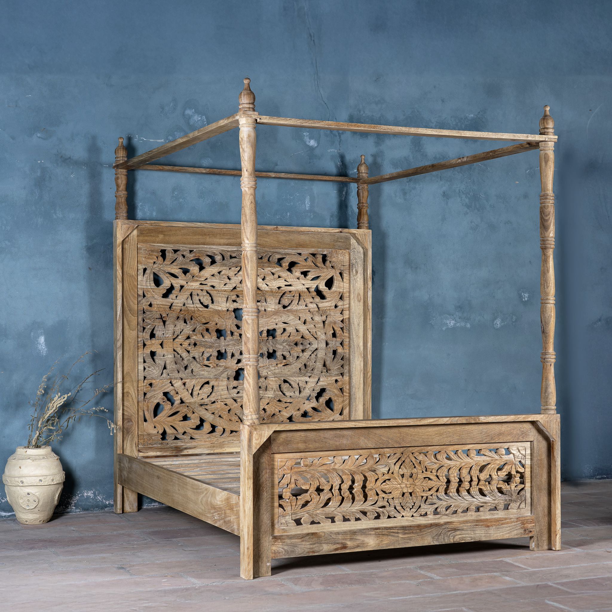 Hand-carved Indian 4-poster bed in solid mango wood with canopy design, rustic bedroom furniture, 180 × 200 cm.