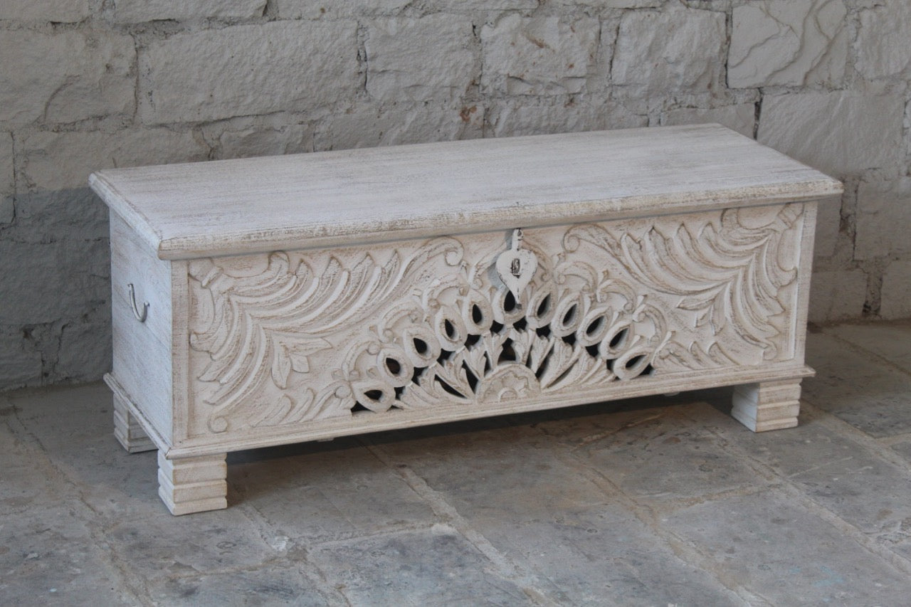 Quadim, white wooden storage chest