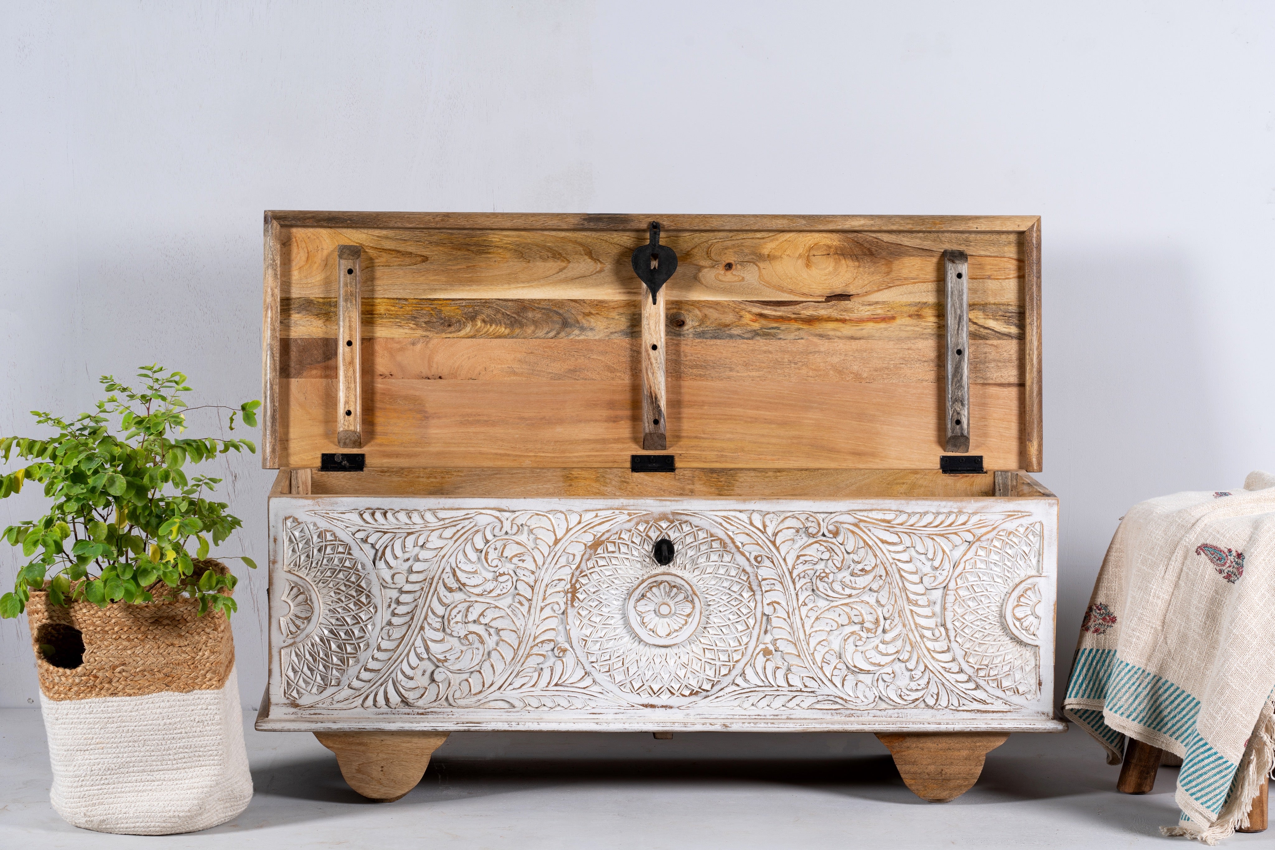 Mau, antique indian-style chest box