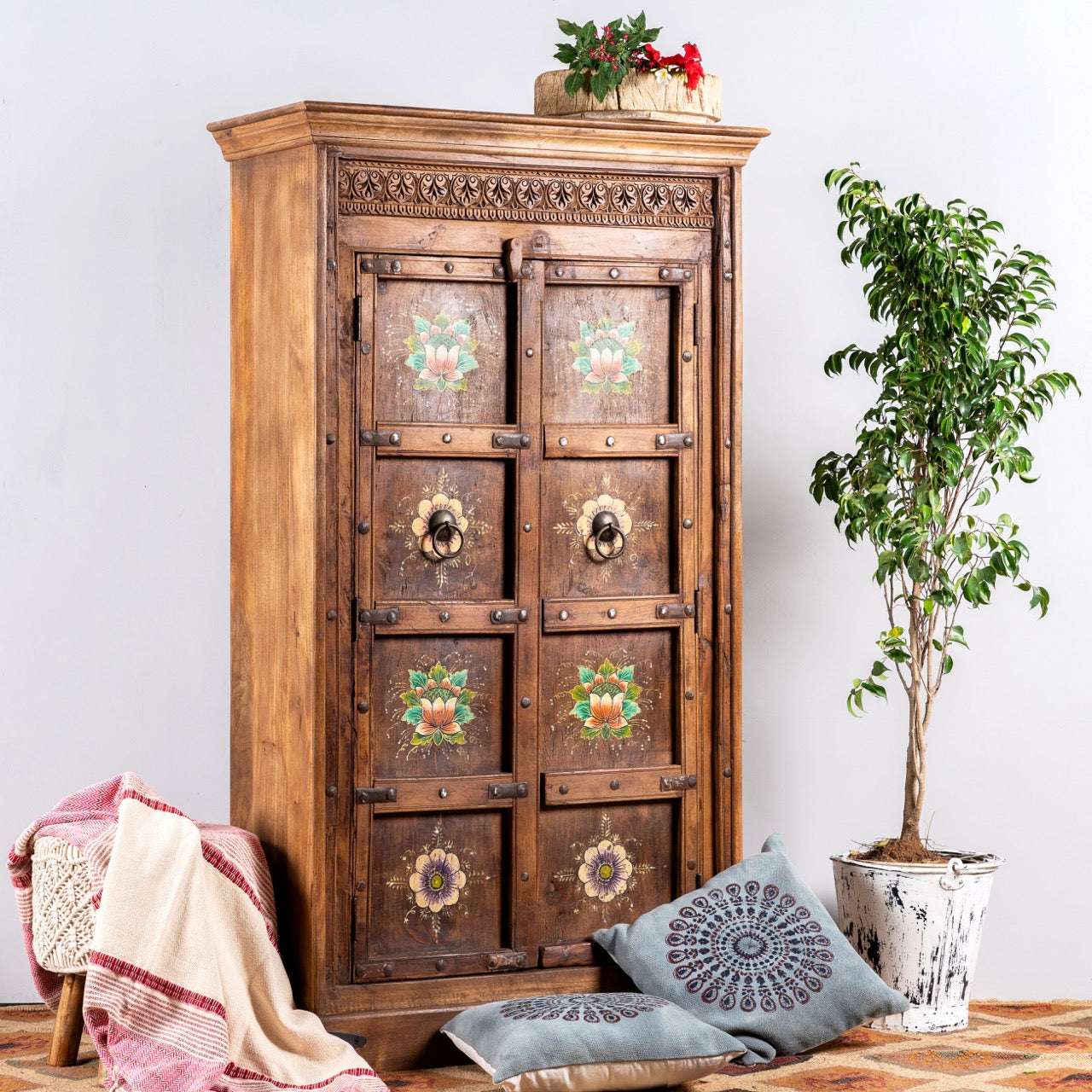 Quabil, vintage cupboard with floral motifs