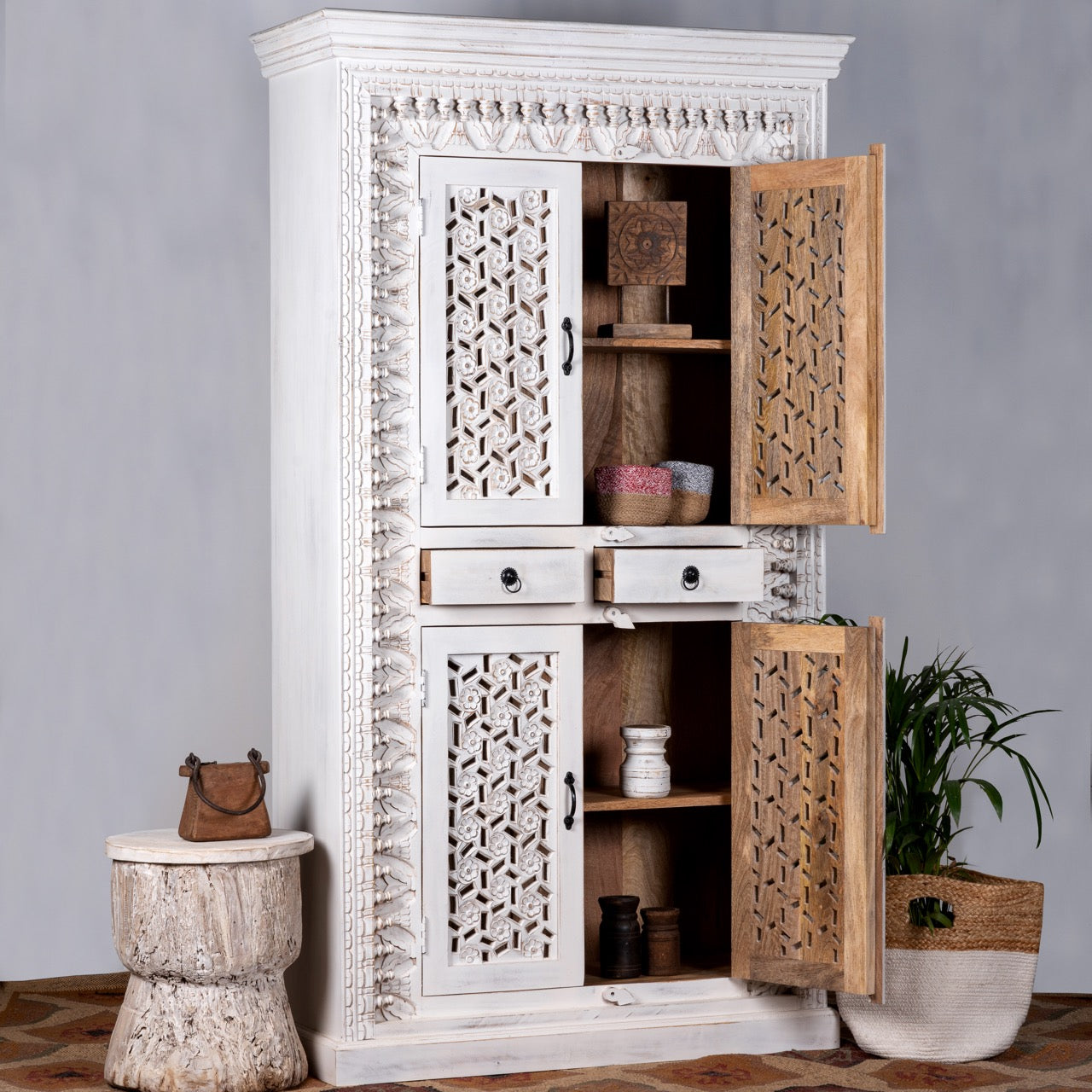Rejka, white cupboard with floral details
