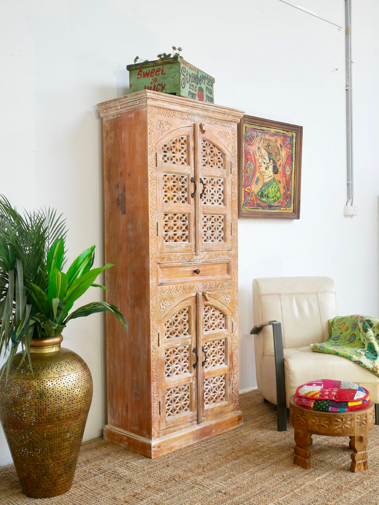 Handgesneden kast met 4 deuren en 1 lade, gemaakt van mangohout in India in mediterrane vintage stijl.
