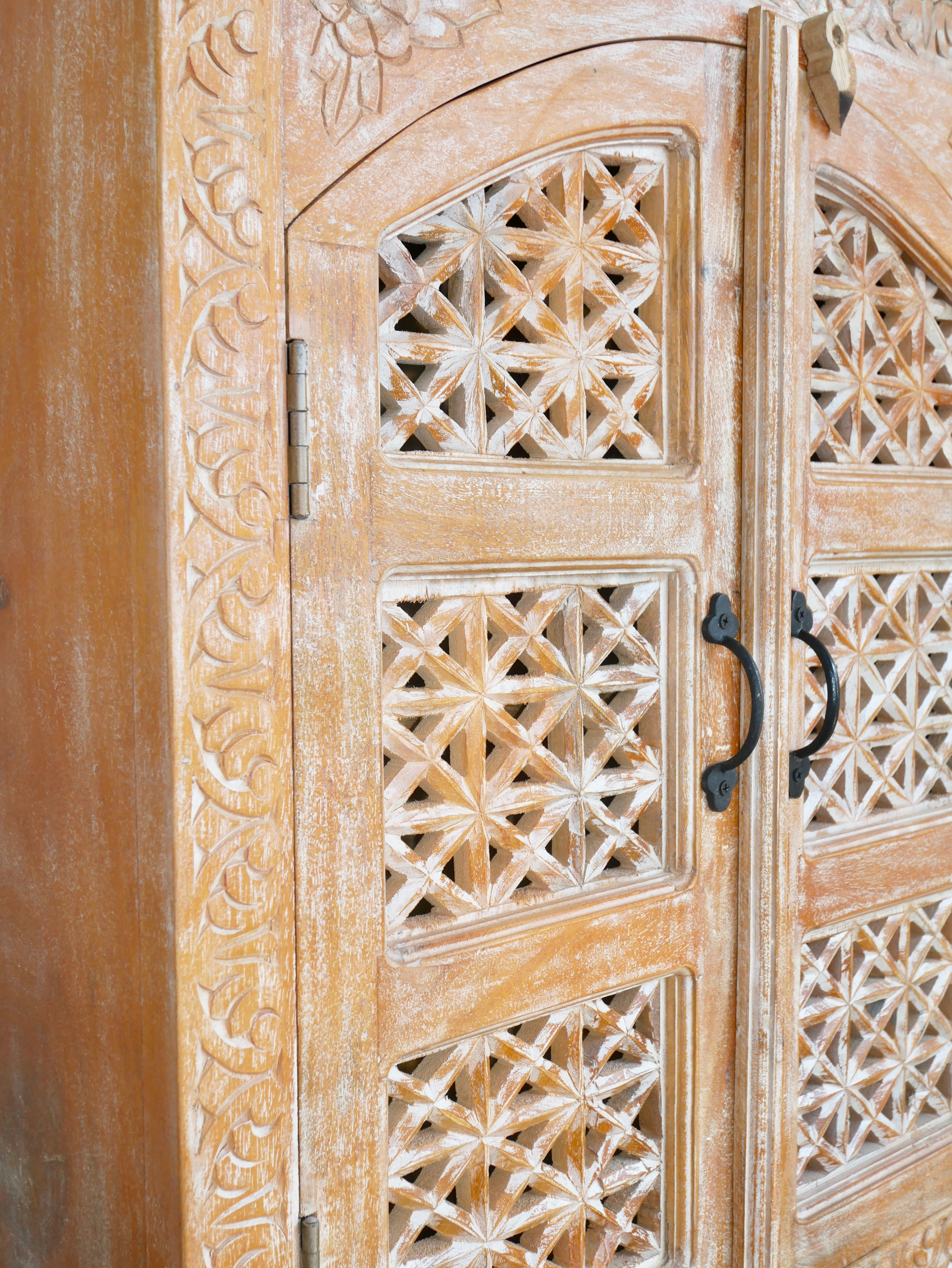 Handgesneden kast met 4 deuren en 1 lade, gemaakt van mangohout in India in mediterrane vintage stijl.