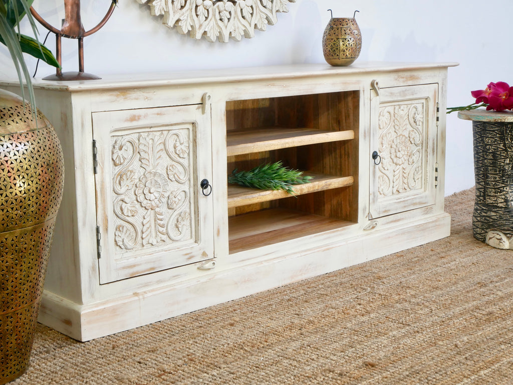 Handgeschnitztes TV cabinet aus Mangoholz, gefertigt in Indien in mediterranem vintage Stil.