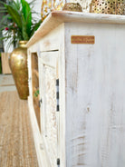 Handgeschnitztes TV cabinet aus Mangoholz, gefertigt in Indien in mediterranem vintage Stil.